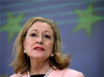 EU-Außenkommissarin Benita Ferrero-Waldner plädiert dafür, Chinas Verhalten in den kommenden Wochen genau zu beobachten.