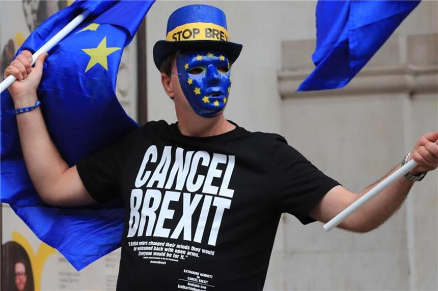 Mehr als die Hälfte der Briten will nun doch in EU bleiben EU-Befürworter: Ein Mann demonstriert in Manchester gegen den Brexit. Foto: Peter Byrne