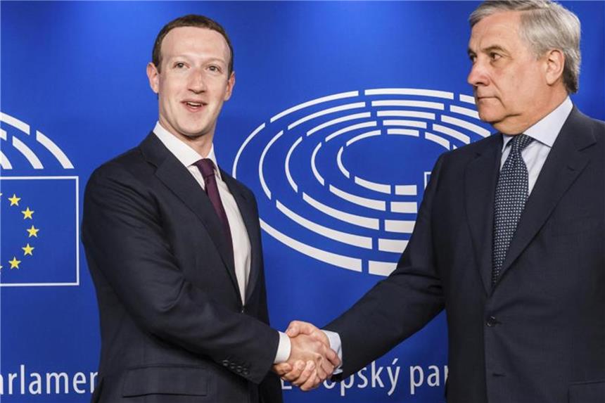 EU-Parlamentspräsident Antonio Tajani (r) begrüßt Facebook-Chef Mark Zuckerberg im Europaparlament. Foto. Geert Vanden Wijngaert/AP Foto: Geert Vanden Wijngaert