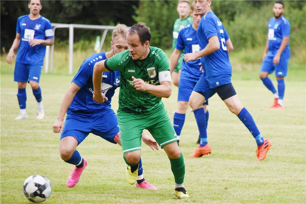Sieben Tore im Nachholspiel: TuS Sythen kommt bei GW Barkenberg unter die Räder Eugen Fell (v.) und GW Barkenberg haben sich deutlich gegen Chandler Brosterhaus und den TuS Sythen durchgesetzt.