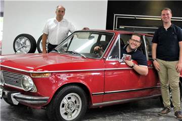 Eugen Kohlmann zeigt Pascal und Dyllian (v.l.) alte und neue Modelle in der Ausstellung der AHAG Dorsten.