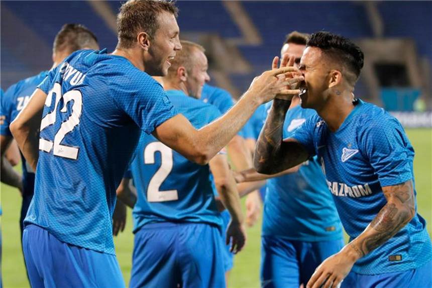 Zenit St. Petersburg nach irrer Aufholjagd in Hochstimmung Euphorisch feiern die Spieler von Zenit St. Petersburg den Erfolg über Dinamo Minsk. Foto: Dmitri Lovetsky/AP