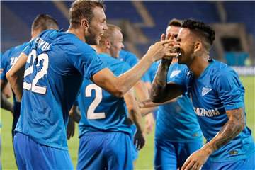 Euphorisch feiern die Spieler von Zenit St. Petersburg den Erfolg über Dinamo Minsk. Foto: Dmitri Lovetsky/AP