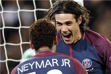 Euphorisch feiern Neymar und Edinson Cavani (r) einen weiteren Treffer der Pariser gegen Celtic Glasgow. Foto: Christophe Ena