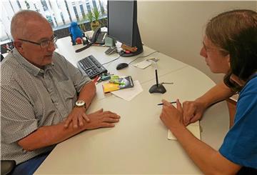 Euregio-Berater Herman Lammers (l.) im Gespräch mit dem 18-jährigen Sebastian Eli Oberließen aus Borken, der gerne in den Niederlanden arbeiten würde.wojtasik