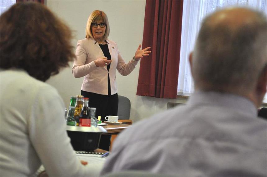 Nordkirchener Ausschuss diskutierte über Euregio Euregio-Geschäftsführerin Dr. Elisabeth Schwenzow stellte dem Ausschuss für Wirtschaft, Tourismus, Umwelt und ländliche Entwicklung Ziele und Aufgaben des deutsch-niederländischen Zweckverbandes vor.