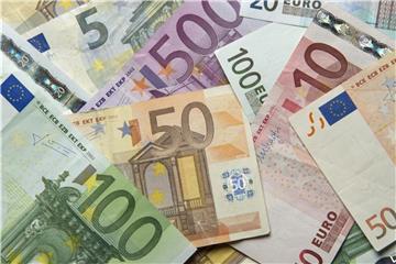 Euro-Banknoten liegen übereinander. Foto: Daniel Reinhardt/Archiv