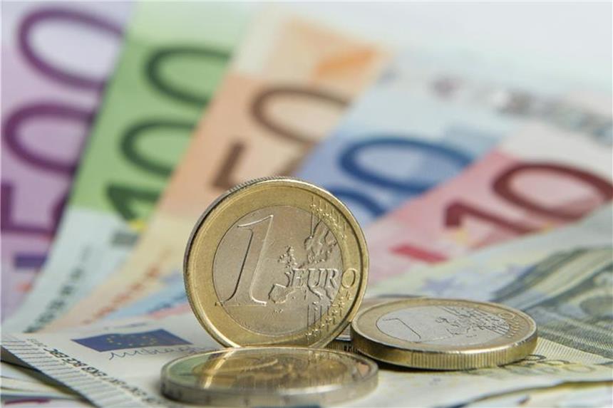 NRW baut Schulden ab: Auch Gemeinden senken rote Zahlen Euro-Banknoten und Münzen. Foto: Daniel Reinhardt/Archiv