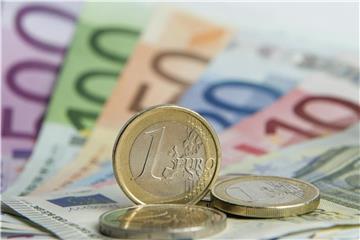 Euro-Banknoten und Münzen sind zu sehen. Foto: Daniel Reinhardt/Archiv