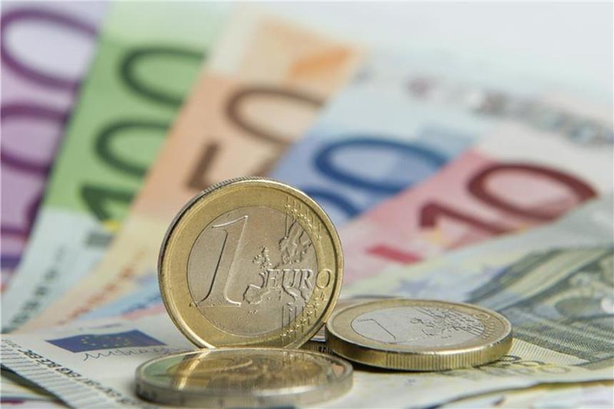 Das Bargeld stirbt nicht aus - im Gegenteil Euro Münzen liegen auf Euro-Banknoten: Bargeld stirbt nicht aus(Symbolbild). Foto: Daniel Reinhardt