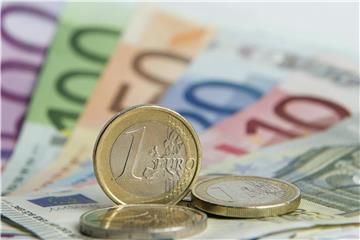Euro Münzen liegen auf Euro-Banknoten: Bargeld stirbt nicht aus(Symbolbild). Foto: Daniel Reinhardt