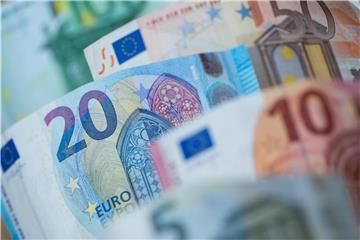 Euro-Scheine liegen auf einem Tisch. Foto: Daniel Karmann/Archiv