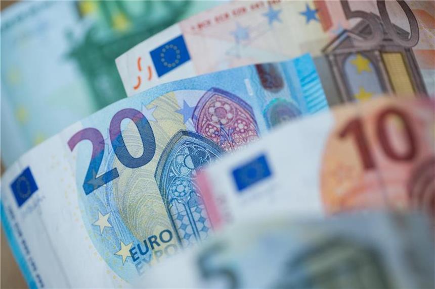 Preise in NRW um 2,1 Prozent gestiegen Euro-Scheine liegen auf einem Tisch. Foto: Daniel Karmann/Archiv