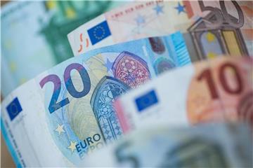 Euro-Scheine liegen auf einem Tisch. Foto: Daniel Karmann/Archiv