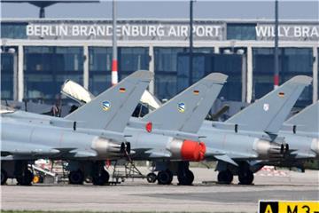 Eurofighter der Bundeswehr auf dem Vorfeld des Hauptstadtflughafens BER zu Internationalen Luftfahrtaustellung ILA 2018. Foto: Ralf Hirschberger