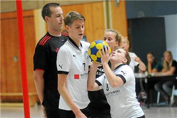 Europameisterschafts-Teilnehmerin Linda Schiller (am Ball), Teamkamerad Pascal Demuth (2.v.l.) und ihr Schweriner KC treffen im ersten Spiel nach der EM-Pause auf den KC Grün-Weiß. Das Bild zeigt eine Szene aus dem Spiel gegen den HKC Albatros (links, Björn Baran, Rabea Cramer-Meschede, 2.v.r.) im September.