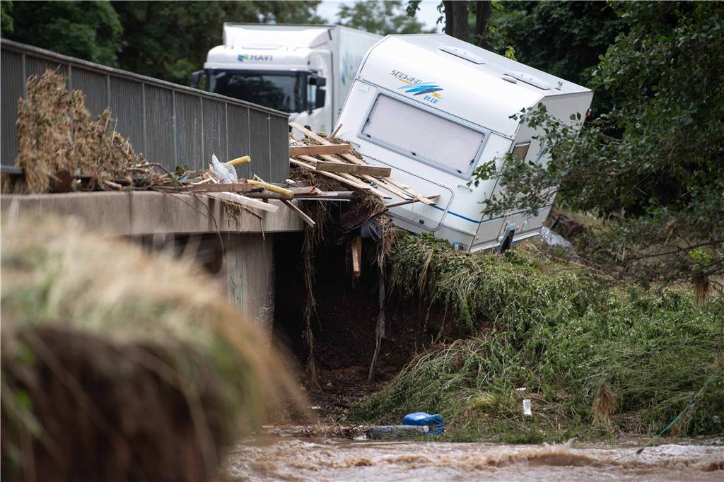 Unwetter in NRW: Mindestens 43 Todesopfer - mehrere Plünderungsversuche gemeldet – Liveblog Euskirchen wurde vom Unwetter heftig getroffen. Viele Menschen werden nicht nur dort noch vermisst.