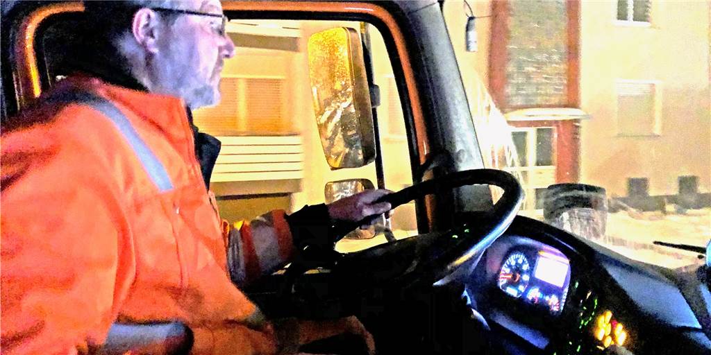 Bei Wintereinbruch in Castrop-Rauxel: Zusatz-Aufgabe für EUV in diesem Winter EUV-Mitarbeiter Dirk Schlüter räumt im Winterdienst am 10.2.20201 die Straßen frei. 18 Beschäftigte stehen für einen Bereitschaftsdienst in einem der sechs Fahrzeuge im Wechsel zur Verfügung.