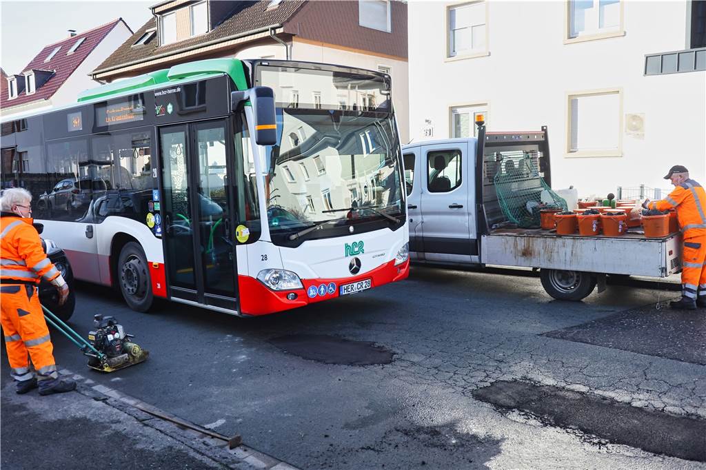 Anwohner klagen: Schwere Busse zerstören regelmäßig die Straße EUV-Mitarbeiter im Februar 2021 bei der Reparatur von Schlaglöchern an der Holzstraße. Anwohner glauben, dass die Busse der HCR für die immer wieder auftretenden Schäden verantwortlich sind.