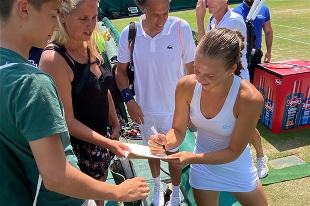 Plötzlich vor 4000 Zuschauern: Deutens Eva Bennemann erlebte außergewöhnliches Match Eva Bennemann schreibt Autogramme