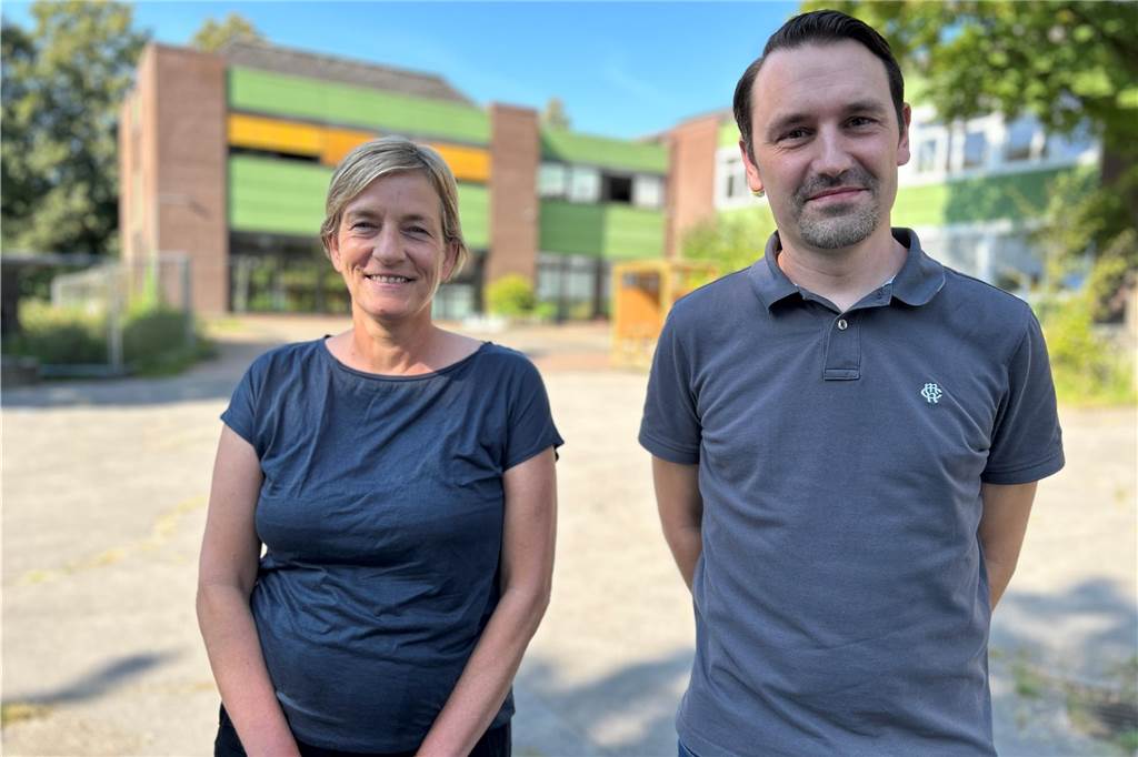 Künstliche Intelligenz an Schulen: Neue Technik fordert Lehrer heraus Eva Esser, Geschäftsführerin der Montissori-Reformschule in Dorsten, und der stellvertretende Schulleiter Jan Gödde beschäftigen sich ebenfalls mit künstlicher Intelligenz im Unterricht.