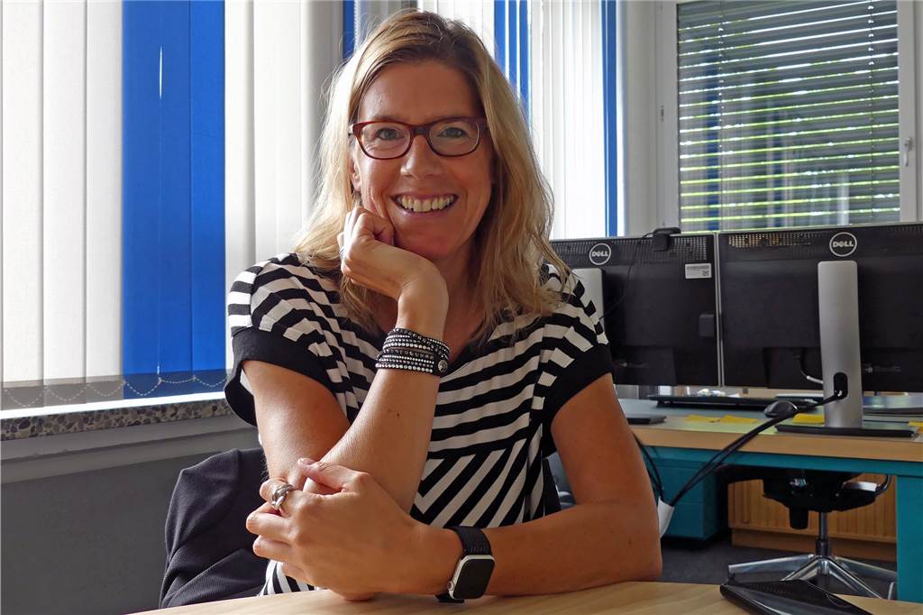 Eva Graß-Marx im Büro der Gesamtschule Gänsewinkel. Für den Sturm ist Distanzunterricht angesagt.
