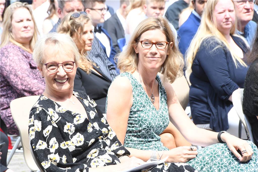 Gleich fünf Leitungsposten in Selmer Schulen unbesetzt - wie läuft‘s? Eva Graß-Marx (r.) - hier bei der Schulentlassfeier der Sekundarschule Selm im Juni - ist nicht mehr Konrektorin der Sekundarschule. Karin Vogel leitet die Schule derzeit allein.