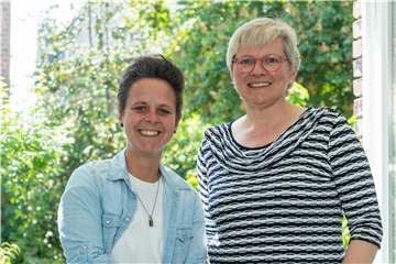 Eva Lindermeir (l.) und Gisa Sendfeld freuen sich, dass sie ihre Mut-mach-Werkstatt realisieren konnte