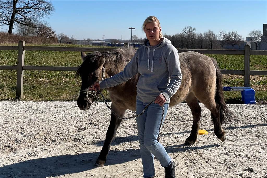 Wernerin (36) findet sich in einer Riege mit erfolgreichen Frauen Eine Frau mit einem Pferd.