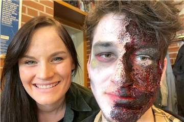 Eva-Marie Bojanowski verwandelt Lukas Lankes in einen Zombie.