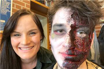 Eva-Marie Bojanowski verwandelt Lukas Lankes in einen Zombie.