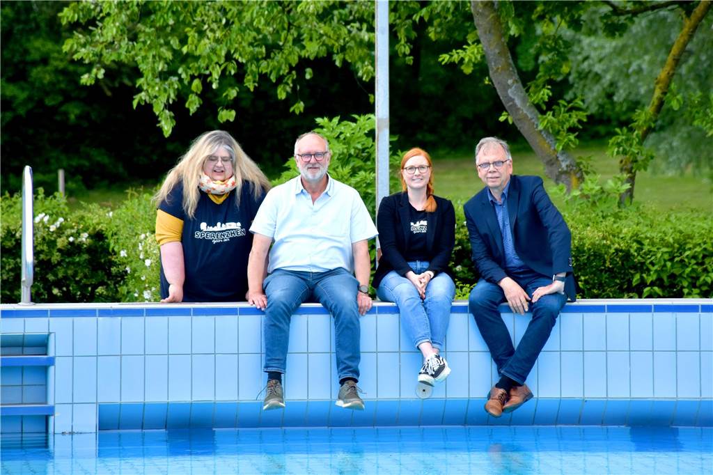Sperenzken-Open-Air: Drei Tage Festivalstimmung im Aquahaus Eva Vehring, Franz-Josef Bülter, Nicole Unverricht und Reinhold Benning am Beckenrand im Aquahaus