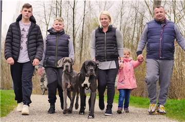 Evelina und Edis Dzogovic wohnen mit ihren Kindern Dennis (l.), Dzenan (2.v.l.) und Dalila gerne in Gahmen.