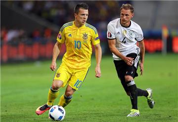 Evgen Konoplyanka und Benedikt Höwedes stehen bald gemeinsam auf dem Platz.