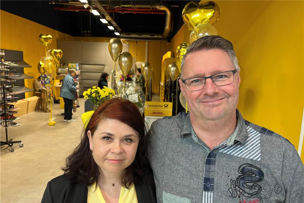 Post in Mercaden eröffnet: Was bereits geht - und was (noch) nicht Evgenia und Petrus Eijkelenkamp vor der neuen Postfiliale in den Mercaden in Dorsten