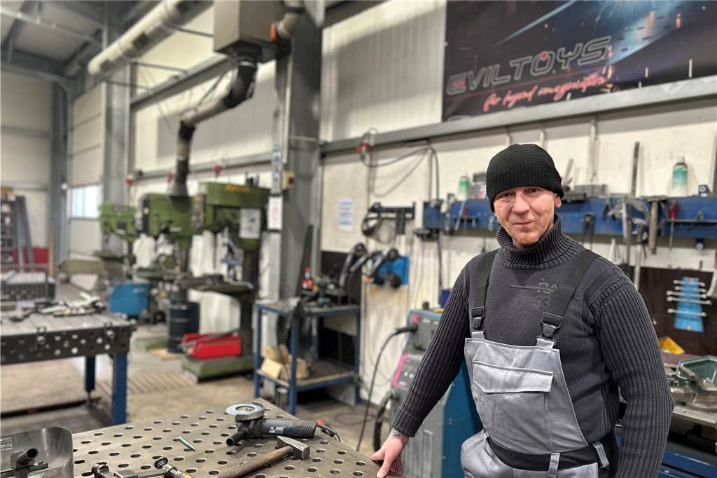 EvilToys ist Hersteller für BDSM-Möbel in Castrop-Rauxel EvilToys Inhaber Denis Sangkuhl stellt die BDSM-Möbel selbst in seiner Produktionshalle her.