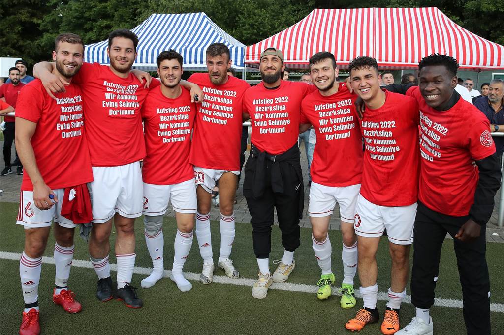 Eving Selimiye Spor wappnet sich für die Bezirksliga: Fünf Neuzugänge – einer aus Lünen Eving Selimiye Spor bejubelt den Bezirksliga-Aufstieg.