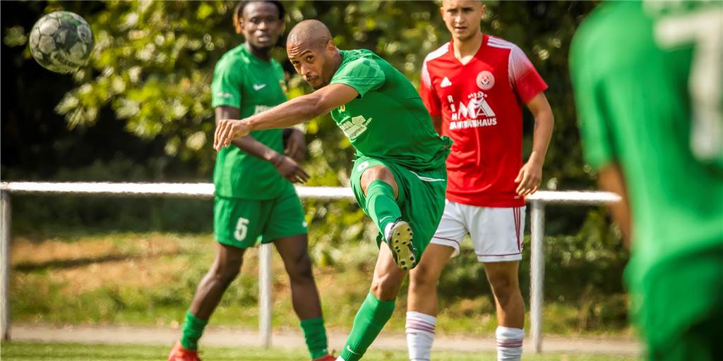TuS Hannibal nach Derbysieg alleiniger Spitzenreiter - Mengede überzeugt mit Willensleistung Eving Selimiye Spor (rote Trikots) hat dem FC Roj die erste Niederlage hinzugefügt.