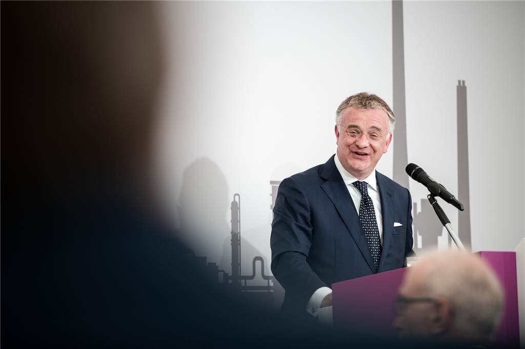 Energieversorgung: Chemiepark Marl kann auf Putins Gas jetzt locker verzichten Evonik-Vorstandsvorsitzender Christian Kullmann (hier bei einer Anlagen-Einweihung 2021 in Marl) kann zufrieden sein. Die Energieversorgung des Chemieparks Marl scheint auch in Zeiten der Krise gesichert zu sein.