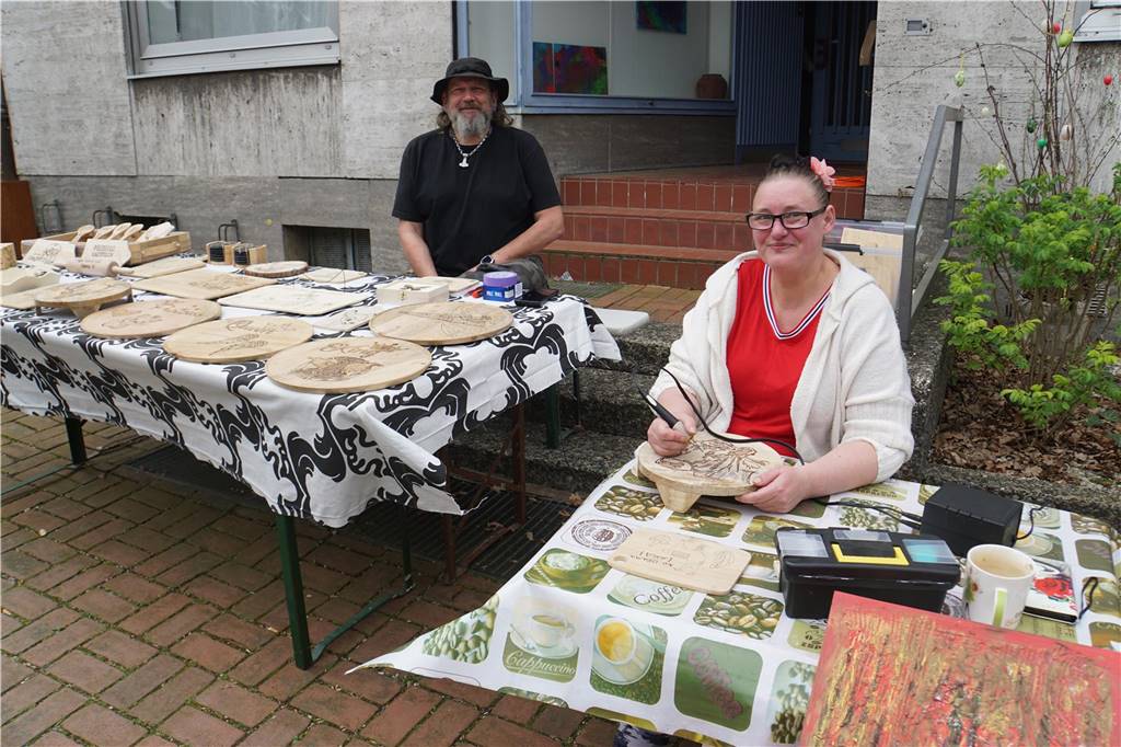 Ewa Ciechacka, deren Hobby Brandmalerei ist, bot zum ersten Mal ihre Produkte auf dem Frühlingsfest an