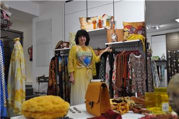 Ewa Gojevic, Inhaberin der Boutique Bella Rosa, bietet Ausgefallenes an. Doch gerade jetzt hat sie Schwierigkeiten, ihren Laden für den Herbst auszustatten.