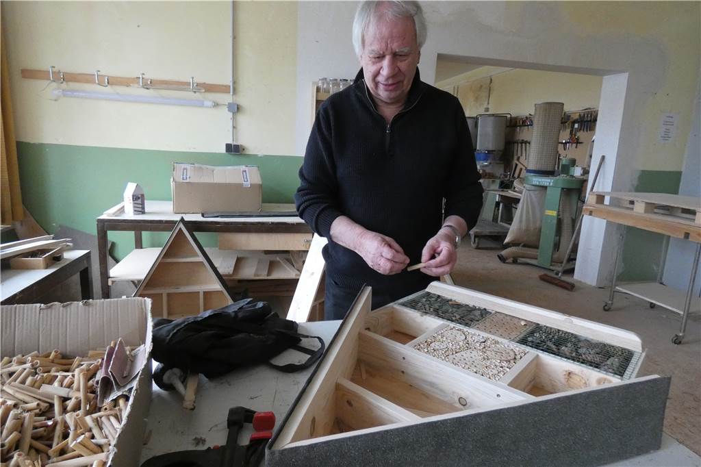 Mit „Hand und Herz“ bei der Sache: Alternative zum Adventsmarkt kommt an Ewald Deckeling zeigt die Befüllung eines Insektenhotels.