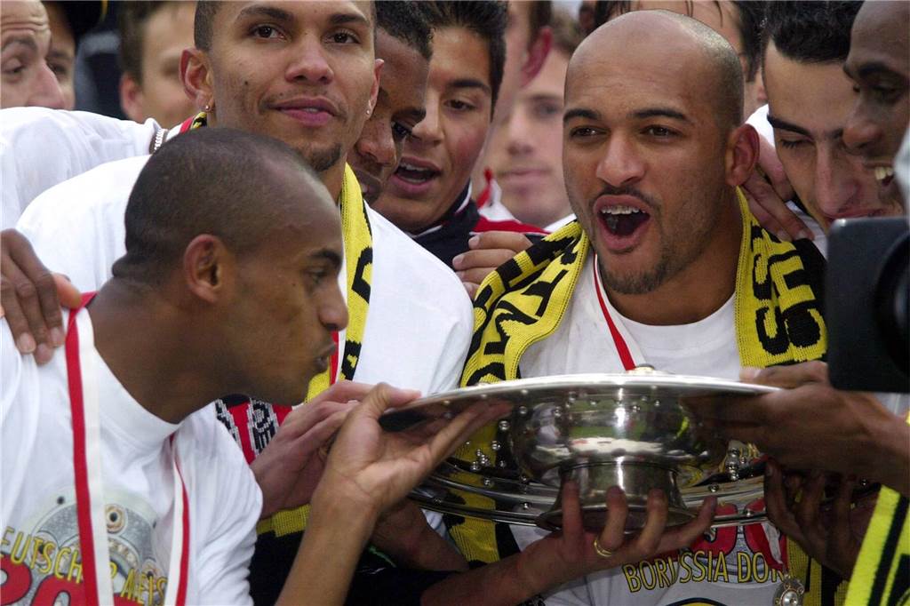 BVB-Vergangenheit als Mutmacher : Die Borussia hat deutlichere Rückstände im Titelrennen aufgeholt Ewerthon, Amoroso und Dede bejubeln den Titelgewinn 2002.
