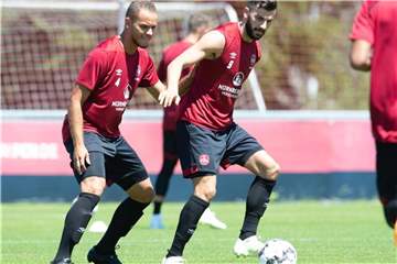 Ewerton (l) hat sich beim Training des 1. FC Nürnberg verletzt. Foto: Timm Schamberger