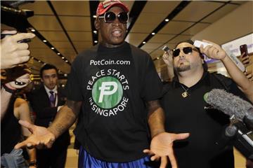 Ex-Basketball-Star Dennis Rodman am Flughafen in Singapur. Foto: Wong Maye-E/AP
