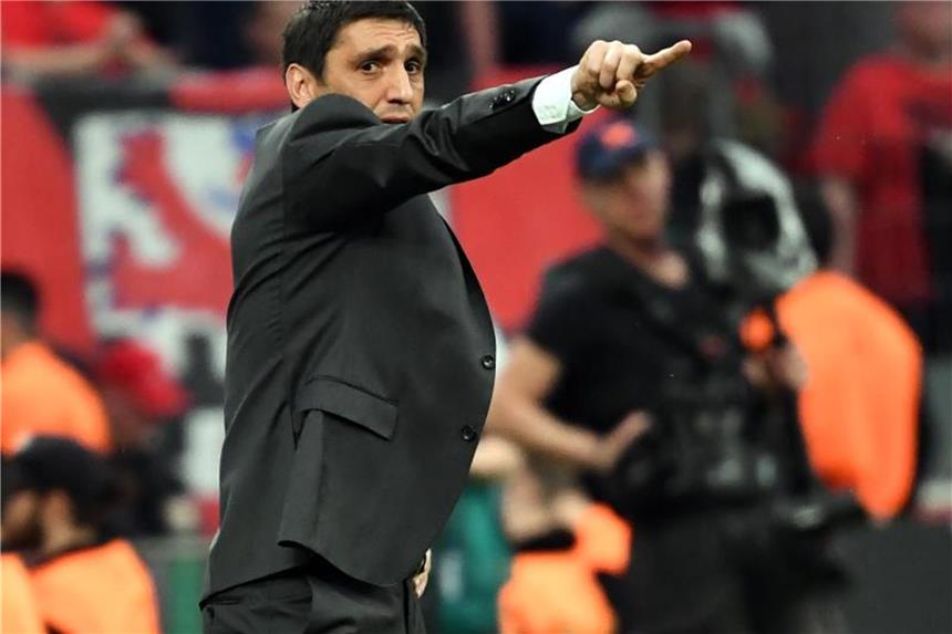 Ex-Coach Korkut als Bayers Hoffnung Ex-Bayer-Coach Tayfun Korkut siegte mit Stuttgart in Leverkusen. Foto: Federico Gambarini