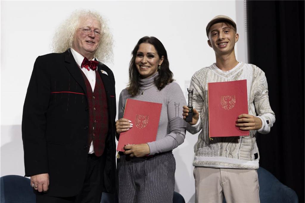 Merdan Suna (18) ist der Robin Hood aus Dorstfeld: „Brauchen mehr Mitgefühl“ Ex-Bezirksbürgermeister Friedrich Fuß (l.) mit den Preisträgern des Heinrich-Schmitz-Preises 2023, darunter war auch Merdan Suna.