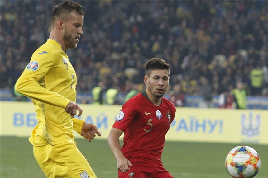 Ex-Borusse Yarmolenko ärgert Guerreiro - Erholung für Sancho Ex-Borusse Andrey Yarmolenko (l.), hier im Duell mit Raphael Guerreiro, erzielte den Treffer zum 2:0 für die Ukraine.