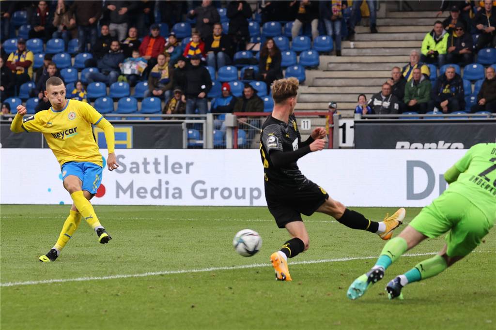 Ex-Borusse Enrique Pena Zauner (l.) erzielt den Treffer zum 3:1.