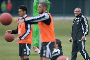 Ex-Bundesliga-Trainer Felix Magath (rechts) würde sich über die neuen Trainingsmaterialien freuen, die einige Lüner Vereine bekommen haben. 